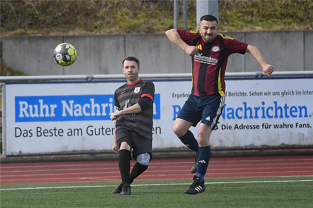 Der Sieg der SG Castrop (schwarze Trikots), Spitzenreiter der Kreisliga C2 Herne/Castrop-Rauxel, gegen den Drittletzten fiel überdeutlich aus. Die Mannschaft von Trainer Ayhan Celik gewann gegen Zonguldakspor Bickern II mit 13:0 (5:0). Dabei gingen fünf Treffer auf das Konto von Dennis Kock, der mit 43 Toren bester Schütze der Liga ist.