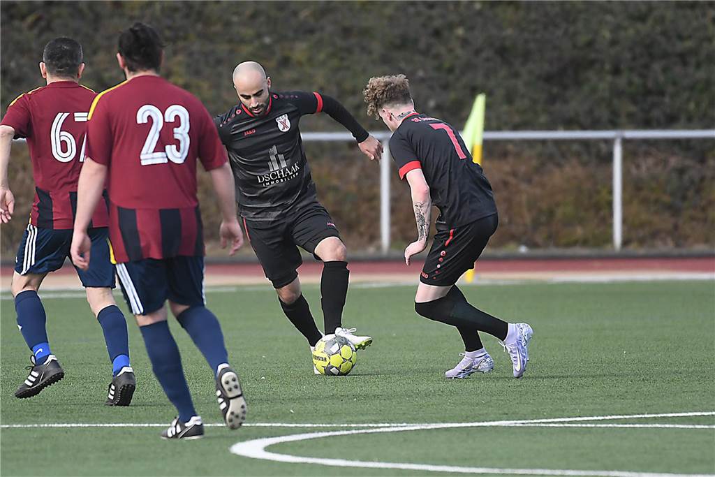 Der Sieg der SG Castrop (schwarze Trikots), Spitzenreiter der Kreisliga C2 Herne/Castrop-Rauxel, gegen den Drittletzten fiel überdeutlich aus. Die Mannschaft von Trainer Ayhan Celik gewann gegen Zonguldakspor Bickern II mit 13:0 (5:0). Dabei gingen fünf Treffer auf das Konto von Dennis Kock, der mit 43 Toren bester Schütze der Liga ist.