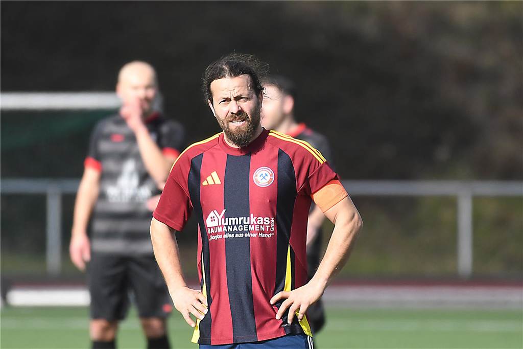 Der Sieg der SG Castrop (schwarze Trikots), Spitzenreiter der Kreisliga C2 Herne/Castrop-Rauxel, gegen den Drittletzten fiel überdeutlich aus. Die Mannschaft von Trainer Ayhan Celik gewann gegen Zonguldakspor Bickern II mit 13:0 (5:0). Dabei gingen fünf Treffer auf das Konto von Dennis Kock, der mit 43 Toren bester Schütze der Liga ist.