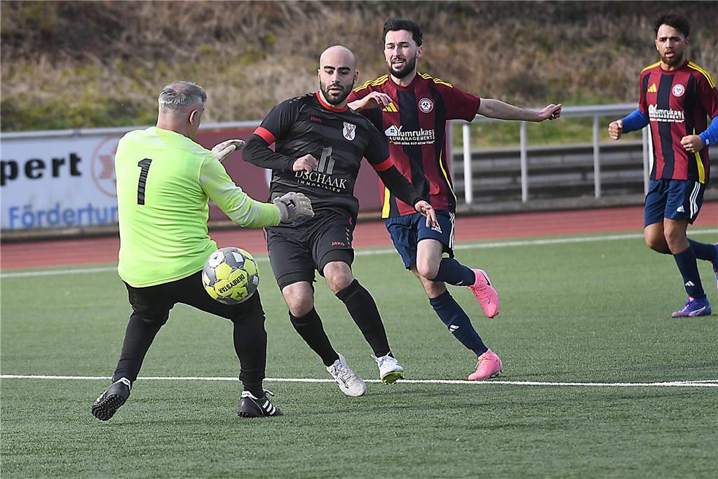 Der Sieg der SG Castrop (schwarze Trikots), Spitzenreiter der Kreisliga C2 Herne/Castrop-Rauxel, gegen den Drittletzten fiel überdeutlich aus. Die Mannschaft von Trainer Ayhan Celik gewann gegen Zonguldakspor Bickern II mit 13:0 (5:0). Dabei gingen fünf Treffer auf das Konto von Dennis Kock, der mit 43 Toren bester Schütze der Liga ist.