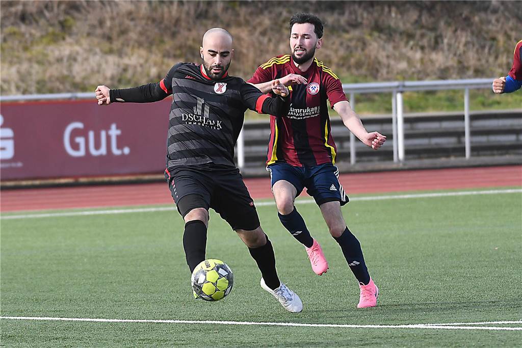 Der Sieg der SG Castrop (schwarze Trikots), Spitzenreiter der Kreisliga C2 Herne/Castrop-Rauxel, gegen den Drittletzten fiel überdeutlich aus. Die Mannschaft von Trainer Ayhan Celik gewann gegen Zonguldakspor Bickern II mit 13:0 (5:0). Dabei gingen fünf Treffer auf das Konto von Dennis Kock, der mit 43 Toren bester Schütze der Liga ist.