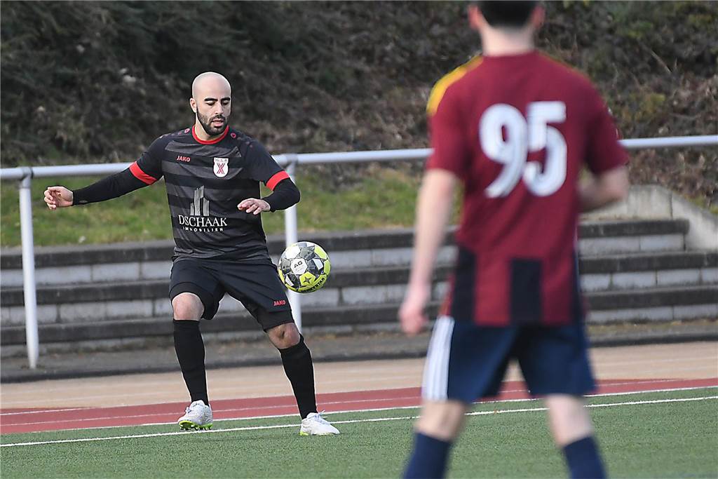 Der Sieg der SG Castrop (schwarze Trikots), Spitzenreiter der Kreisliga C2 Herne/Castrop-Rauxel, gegen den Drittletzten fiel überdeutlich aus. Die Mannschaft von Trainer Ayhan Celik gewann gegen Zonguldakspor Bickern II mit 13:0 (5:0). Dabei gingen fünf Treffer auf das Konto von Dennis Kock, der mit 43 Toren bester Schütze der Liga ist.
