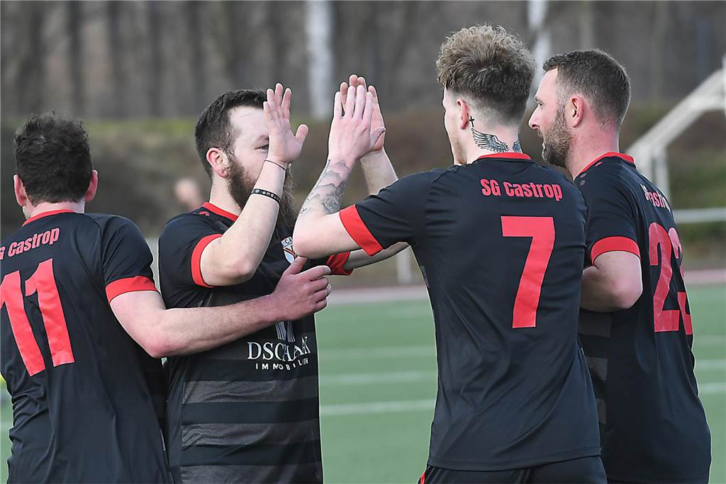 Der Sieg der SG Castrop (schwarze Trikots), Spitzenreiter der Kreisliga C2 Herne/Castrop-Rauxel, gegen den Drittletzten fiel überdeutlich aus. Die Mannschaft von Trainer Ayhan Celik gewann gegen Zonguldakspor Bickern II mit 13:0 (5:0). Dabei gingen fünf Treffer auf das Konto von Dennis Kock, der mit 43 Toren bester Schütze der Liga ist.