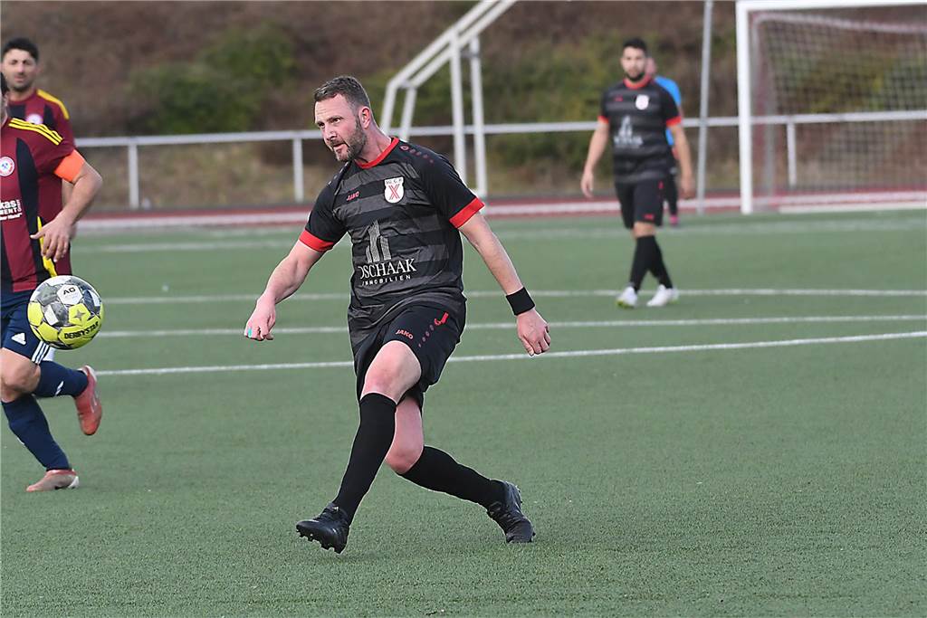 Der Sieg der SG Castrop (schwarze Trikots), Spitzenreiter der Kreisliga C2 Herne/Castrop-Rauxel, gegen den Drittletzten fiel überdeutlich aus. Die Mannschaft von Trainer Ayhan Celik gewann gegen Zonguldakspor Bickern II mit 13:0 (5:0). Dabei gingen fünf Treffer auf das Konto von Dennis Kock, der mit 43 Toren bester Schütze der Liga ist.