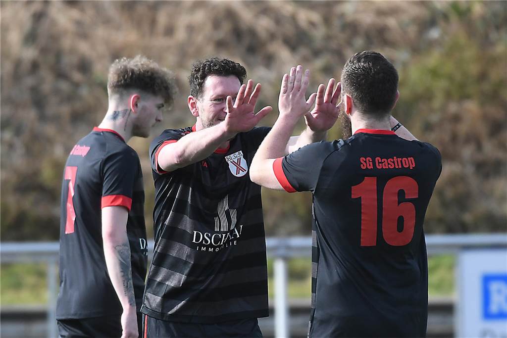 Der Sieg der SG Castrop (schwarze Trikots), Spitzenreiter der Kreisliga C2 Herne/Castrop-Rauxel, gegen den Drittletzten fiel überdeutlich aus. Die Mannschaft von Trainer Ayhan Celik gewann gegen Zonguldakspor Bickern II mit 13:0 (5:0). Dabei gingen fünf Treffer auf das Konto von Dennis Kock, der mit 43 Toren bester Schütze der Liga ist.