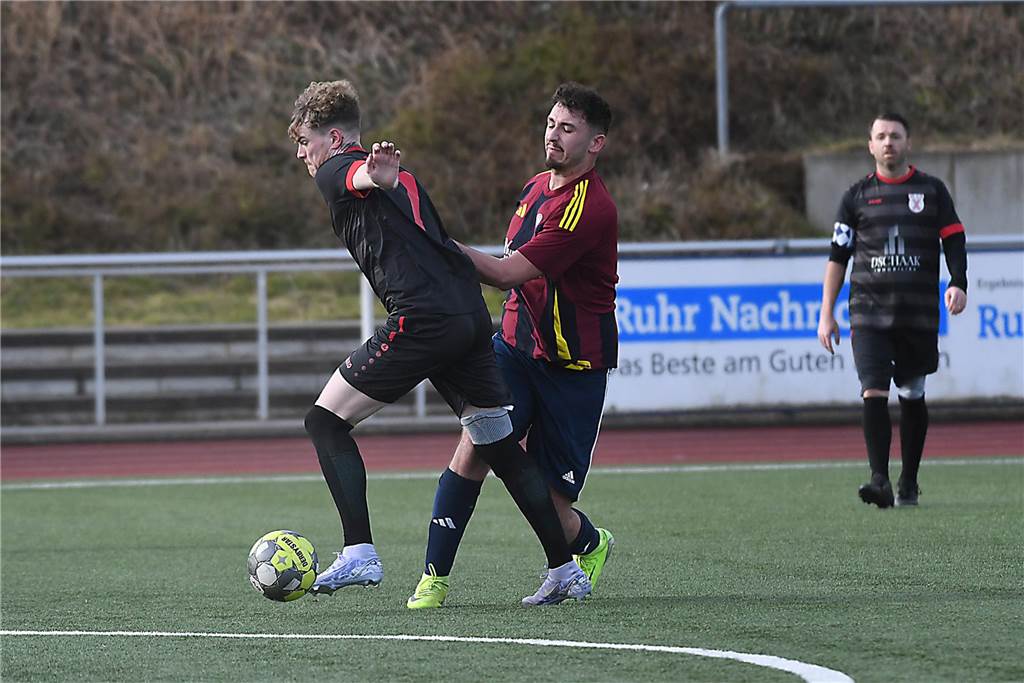 Der Sieg der SG Castrop (schwarze Trikots), Spitzenreiter der Kreisliga C2 Herne/Castrop-Rauxel, gegen den Drittletzten fiel überdeutlich aus. Die Mannschaft von Trainer Ayhan Celik gewann gegen Zonguldakspor Bickern II mit 13:0 (5:0). Dabei gingen fünf Treffer auf das Konto von Dennis Kock, der mit 43 Toren bester Schütze der Liga ist.