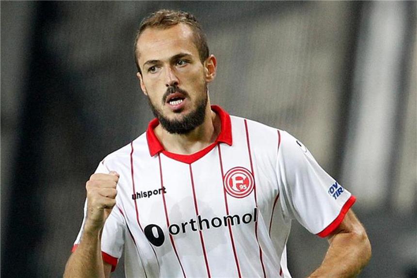 Düsseldorf Zweitliga-Spitzenreiter: 1:0 gegen Regensburg Der Siegtorschütze Emir Kujovic jubelt. Foto: Roland Weihrauch