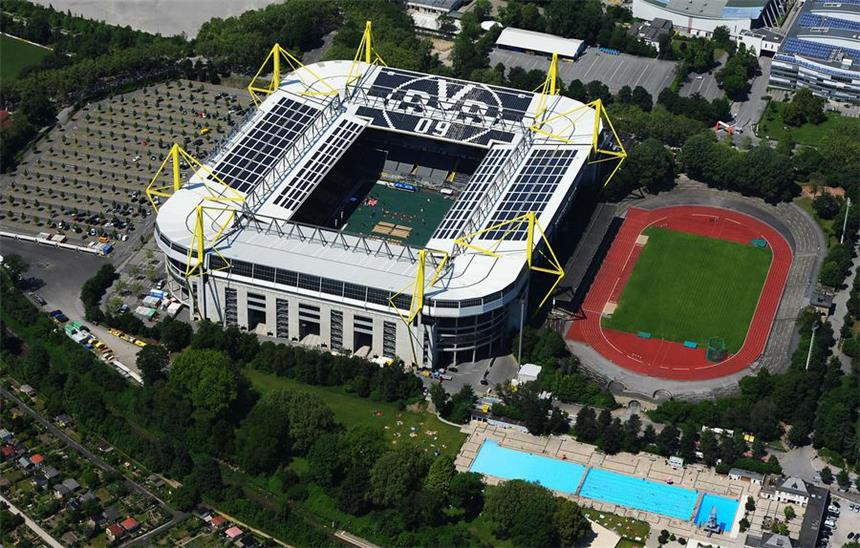 Sieben Verletzte durch Knallkörper bei BVB-Heimspiel Der Signal Iduna Park und das Stadion Rote Erde aus der Luft.