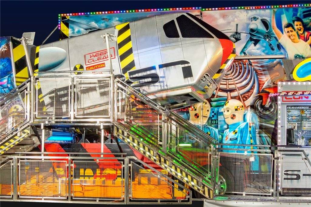 Riesenschaukel und Free-Fall-Tower: Diese Fahrgeschäfte kommen zur Vredener Kirmes 2019 Der Simulator Movie World entführt die Fahrgäste in eine andere Welt.