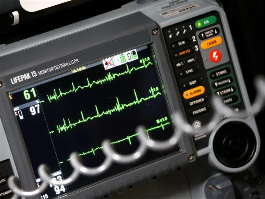 Blutfette wohl doch nicht Ursache für Arterienverkalkung Der Sinusrhytmus eines Herzens ist bei einem Notfalleinsatz auf einem EKG zu sehen. Foto: Stephan Jansen
