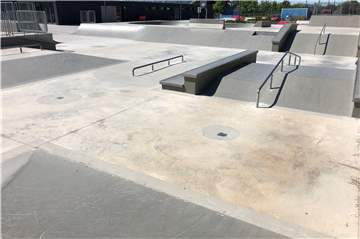 Der Skatepark sieht noch gut aus, also ohne Graffiti. Bald soll es eine Extrafläche für Graffitisprayer geben.