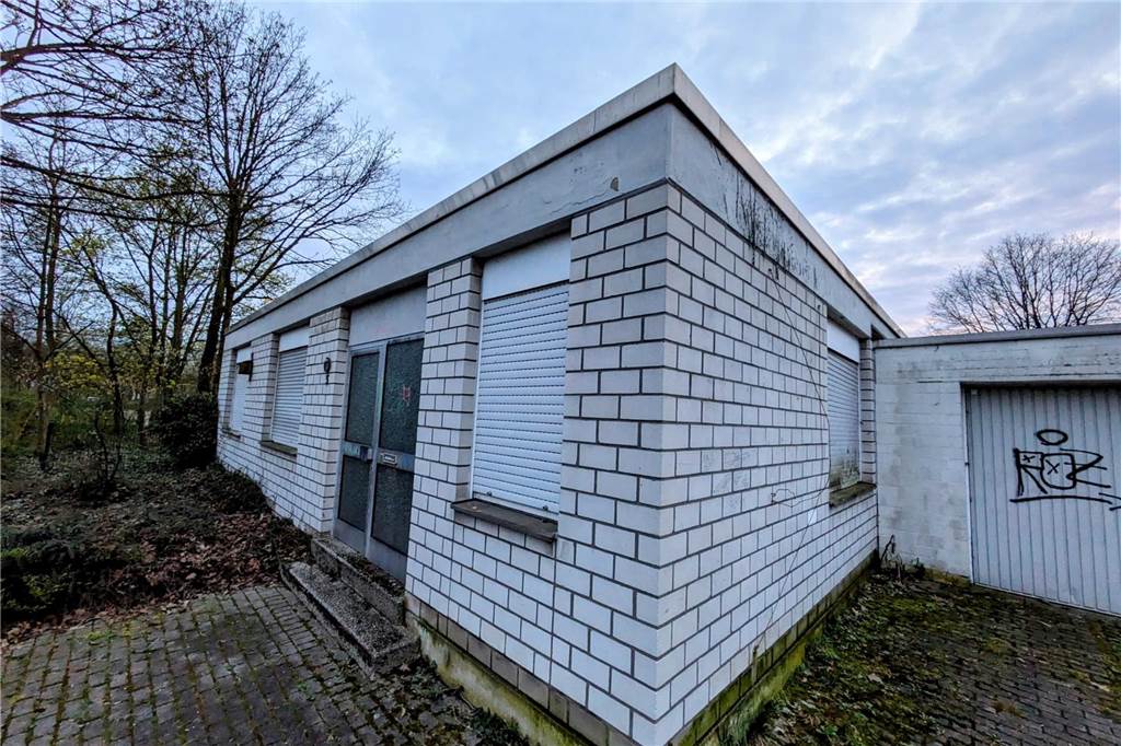 Nicht nur Schule und Sport: Bauprojekt soll auch Mehrzweckhalle werden Altes Hausmeisterhaus.