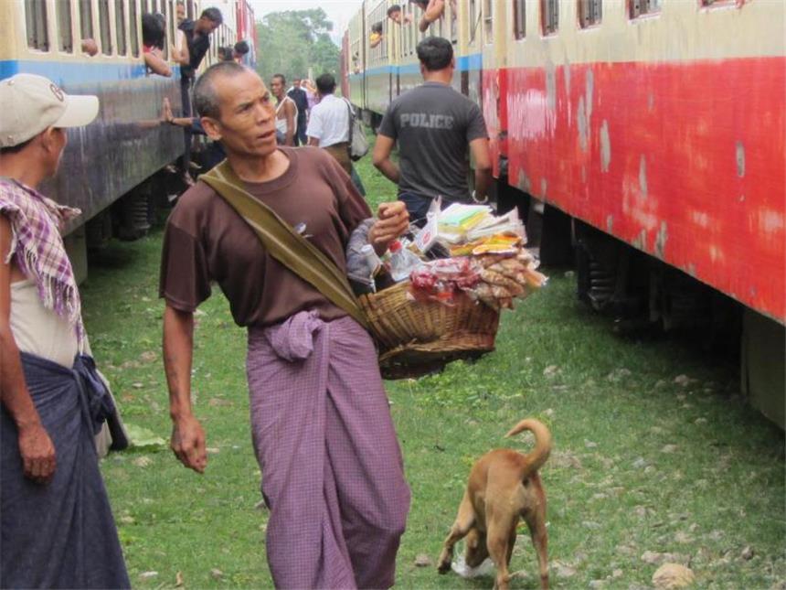 Abseits vom Trampelpfad: Unterwegs in Myanmars Norden Der Snack Point für Birma-Urlauber auf Schienen: Neben Globetrottern bereisen heute auch organisierte Gruppen das Land per Zug. Foto: Bernd Kubisch