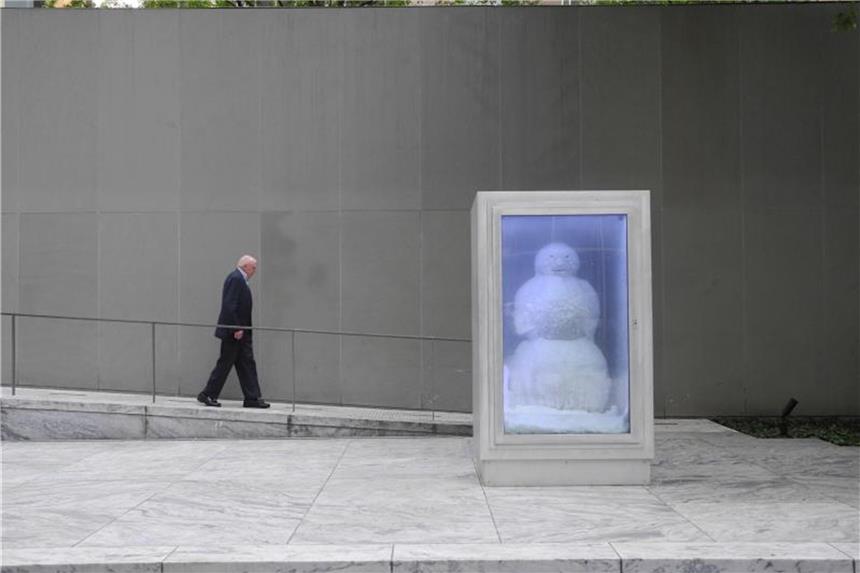 Ein Schneemann im Garten des MoMA Der „Snowman“ der Schweizer Künstler Peter Fischli und David Weiss wird mit aufwendiger Technik am Leben gehalten. Foto: Johannes Schmitt-Tegge