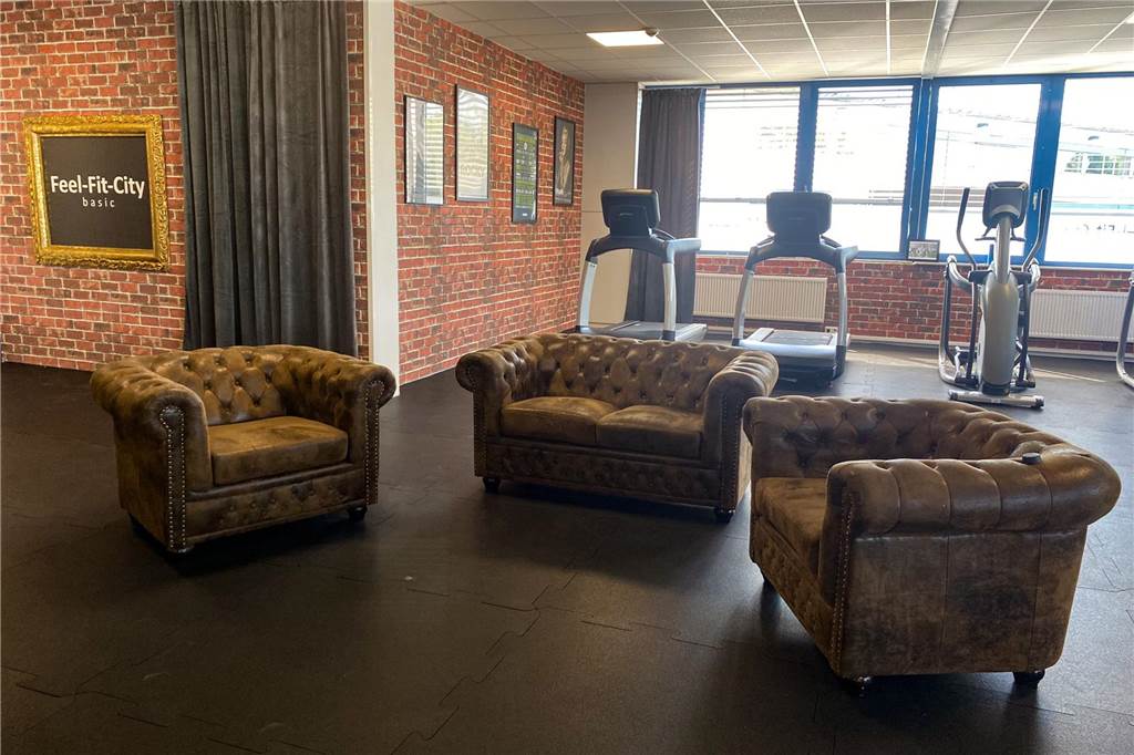 Der Sofaecke fehlt aktuell noch ein Tisch, sie soll aber das Wohnzimmer-Flair bringen.