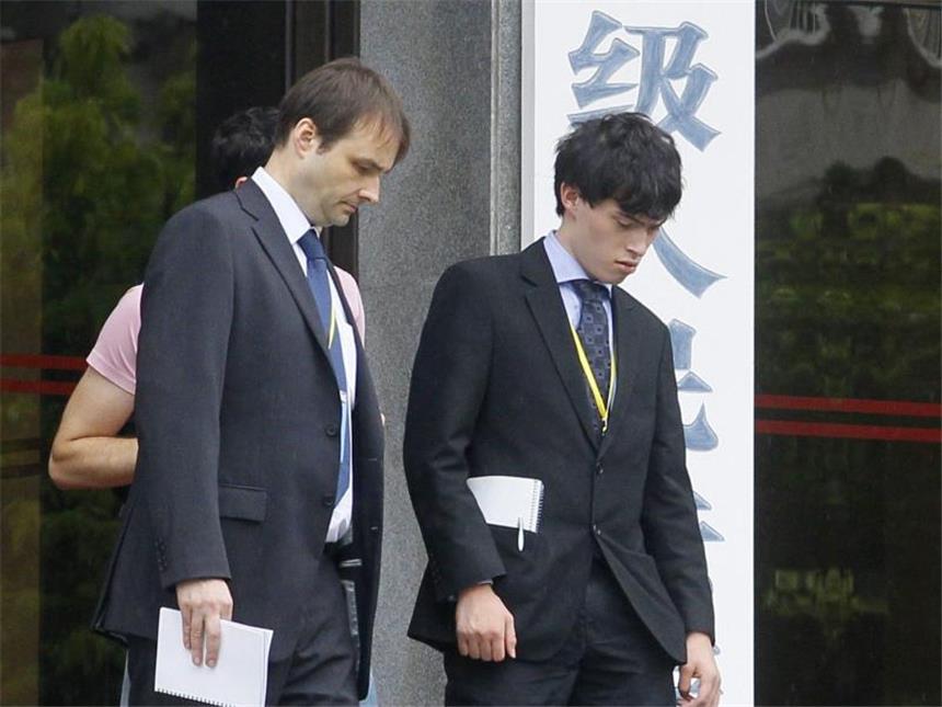 Der Sohn der Angeklagten verlässt das Gerichtsgebäude in Shanghai. Seine ELtern wurden wegen des Kaufs privater Informationen zu Haftstrafen verurteilt. Foto: dpa