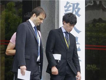 Der Sohn der Angeklagten verlässt das Gerichtsgebäude in Shanghai. Seine ELtern wurden wegen des Kaufs privater Informationen zu Haftstrafen verurteilt. Foto: dpa