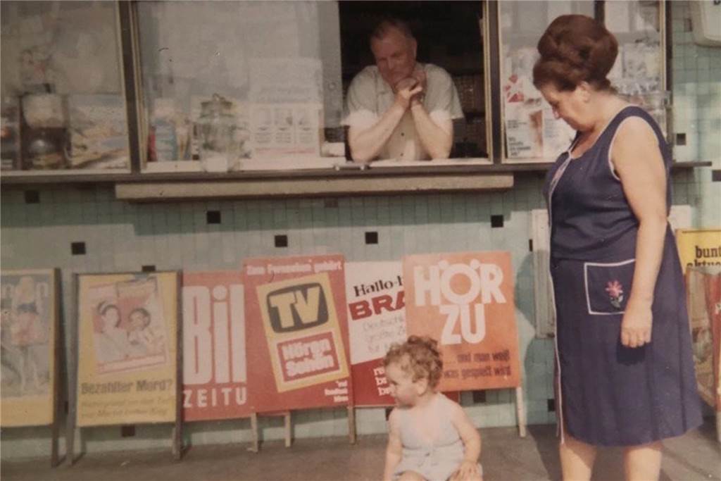 Geheimnisse einer Trinkhalle: Kiosk statt Kneipe, Arbeit statt Kindheit Der Sohn von Gisela Henn 1968 vor dem Kiosk seiner Großeltern. Nach der Schließung der kleinen Erfrischunghalle an der Schützenstraße 221 übernahmen sie diesen Kiosk nur wenige Meter weiter.