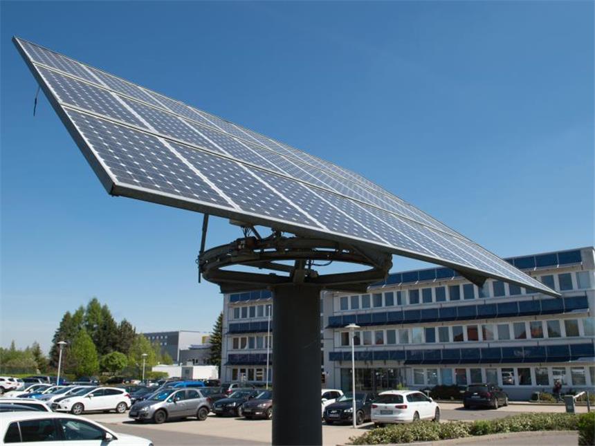 Solarworld-Gründer Asbeck will deutsche Werke übernehmen Der Solarworld-Standort in Freiberg. Am Wochenende war bekannt geworden, dass in Freiberg nur 283 von über 1000 Jobs erhalten bleiben sollen. Foto: Sebastian Kahnert