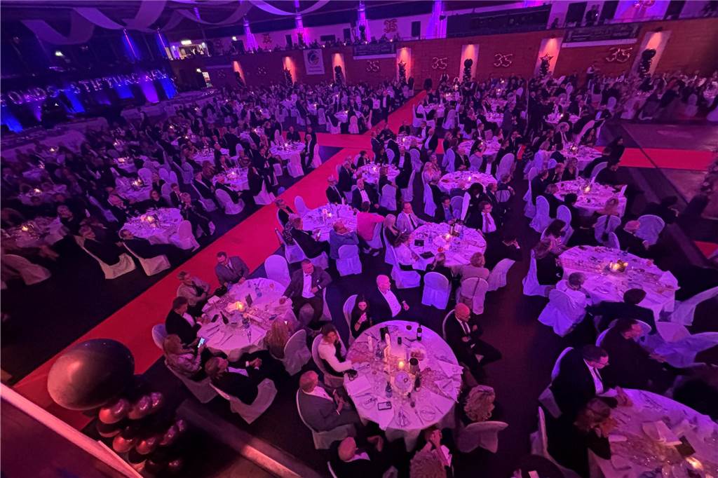 Die besten Bilder der Solidarfonds-Gala 2024: Feine Gäste feiern BVB, Hagedorn und Roland Kaiser