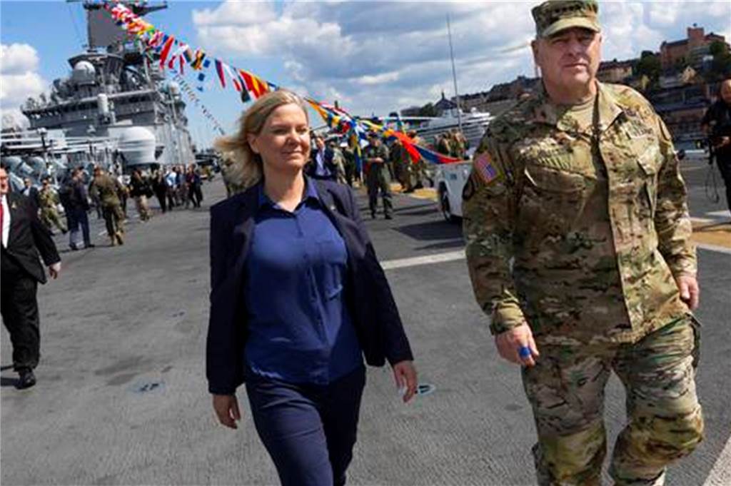 Fünf neue schlechte Nachrichten für Putin Der Sommer 2022 brachte das Ende der jahrhundertealten Neutralität Schwedens: Premierministerin Magdalena Andersson und der oberste General der USA, Mark Milley, bei einem Treffen Anfang Juni in Stockholm.