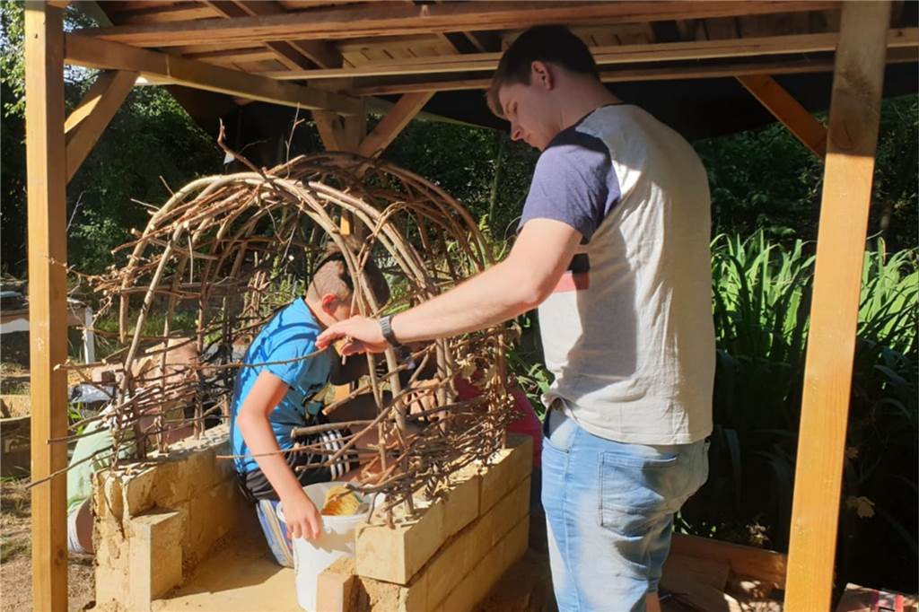 Wie Corona das ehrenamtliche Engagement junger Halterner verändert hat Der Sommer bot den „Silbersandfreunden“ die Möglichkeit, einige spannende Projekte zu realisieren, z.B. einen Lehmbackofen bauen.