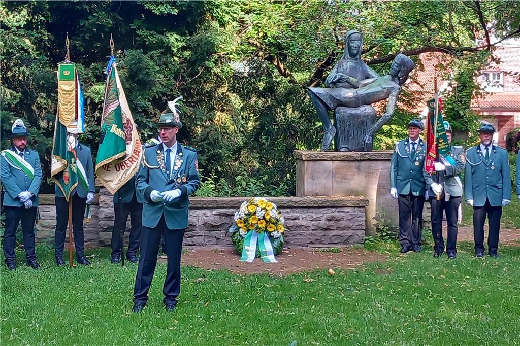 Letzter Tag des Schützenfestes: Erst besinnlich, dann begeisternd Der Sonntag startete für den Bürgerschützenverein mit eine Gottesdienst und der Kranzniederlegung am Ehrenmal (Foto) im Steintorpark.