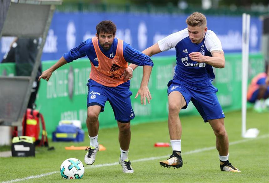 Der Spanier Coke (l.) ist auf Schalke ein gefühlter Neuzugang. In der vergangenen Saison kam er nach einem Kreuzbandriss erst spät wieder zum Zuge. Felix Platte (r.) soll den Verein noch verlassen.