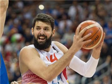 Der Spanier Nikola Mirotic hat sich versehentlich an einer serbischen Fahne vergriffen. Foto: Lukas Schulze