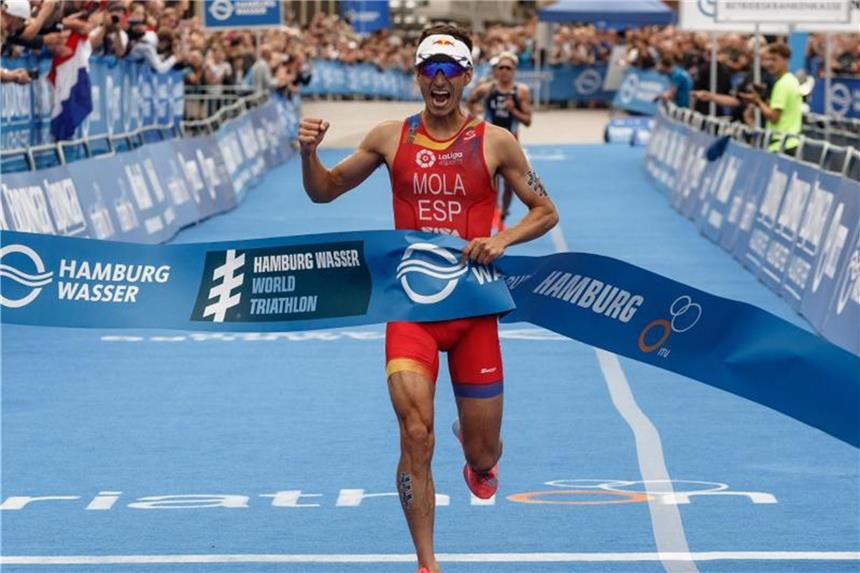 Der spanische Triathlet Mario Mola gewinnt in Hamburg auf der Sprintdistanz. Foto: Markus Scholz
