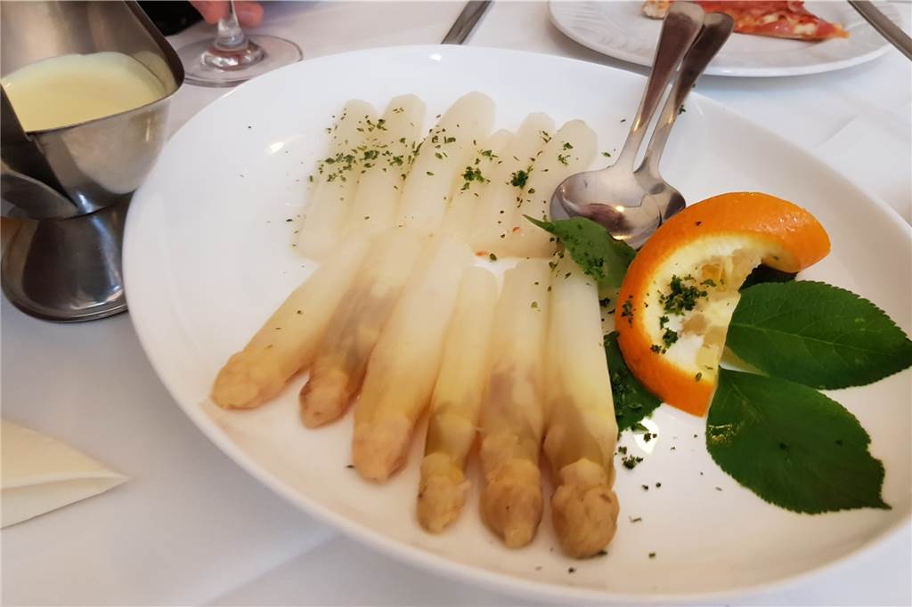 „Mama Livia“ fehlt in der Küche die klare Linie - aber der Service überzeugt komplett Der Spargel war noch bissfest und hatte einen intensiven Geschmack.
