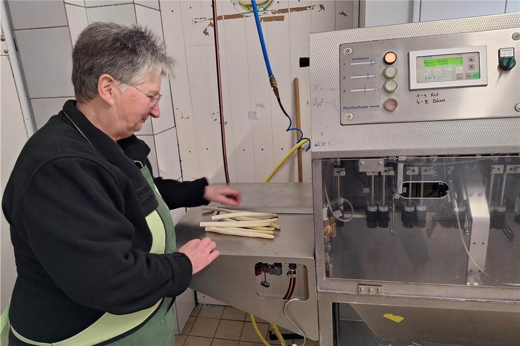 Früher als sonst: Agnes Holtkamp verkauft ab jetzt Spargel in Südlohn Frau schält Spargel