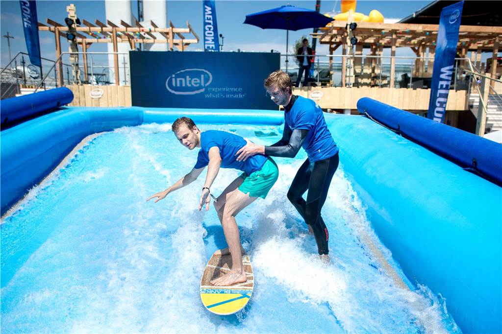 Surfworld in Werne: Grüne betonen ihre kritische Haltung Zwei Männer in einem Surf-Simulator.