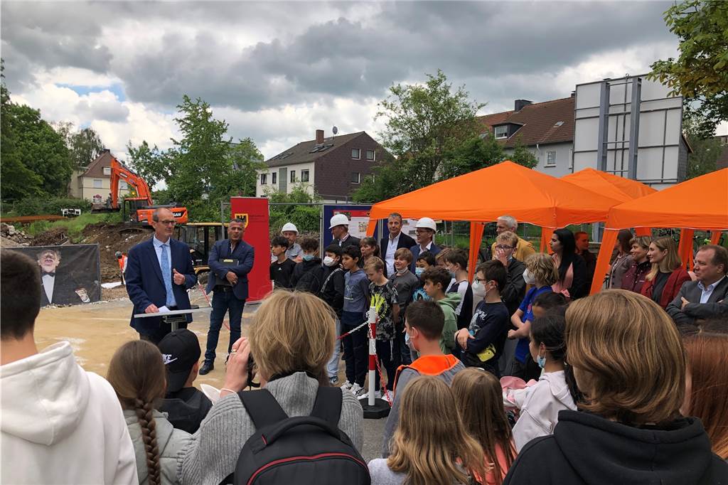 Millionen-Neubau an Dortmunder Gymnasium – In nur 8 Monaten soll er fertig sein Der Spatenstich am Immanuel-Kant-Gymnasium erfuhr viel Aufmerksamkeit. Am Rednerpult: Schullleiter Markus Katthagen