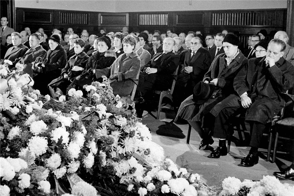 Erschossen an der DDR-Grenze: Wurde der Dortmunder Kurt Lichtenstein von der Stasi ermordet? Der SPD-Politiker Herbert Wehner gehörte zu den Rednern bei der Trauerfeier für Kurt Lichtenstein auf dem Dortmunder Hauptfriedhof am 27. Oktober 1961.