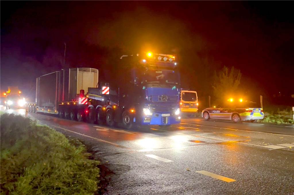 Atommüll-Testfahrt: Hunderte Polizisten schützen leeren Castor Castortransport in Ahaus