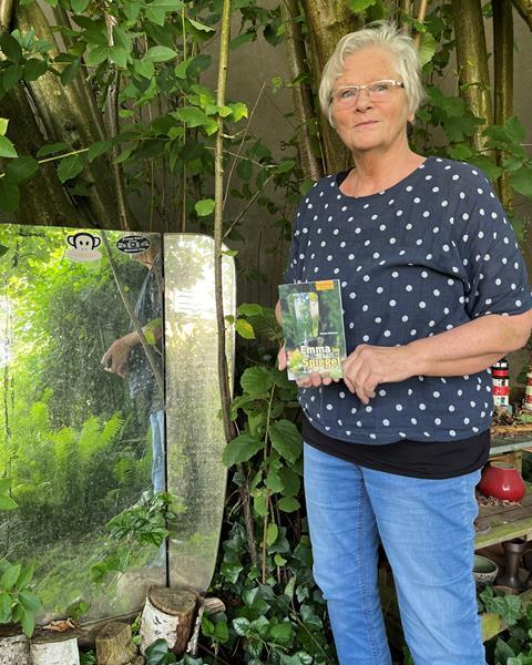 Renate Hohmann (71) macht mit Buch Missbrauchsopfern Mut Der Spiegel spielt eine tragende Rolle in der Geschichte von Renate Hohmann. Noch heute ist er in ihrem Besitz.