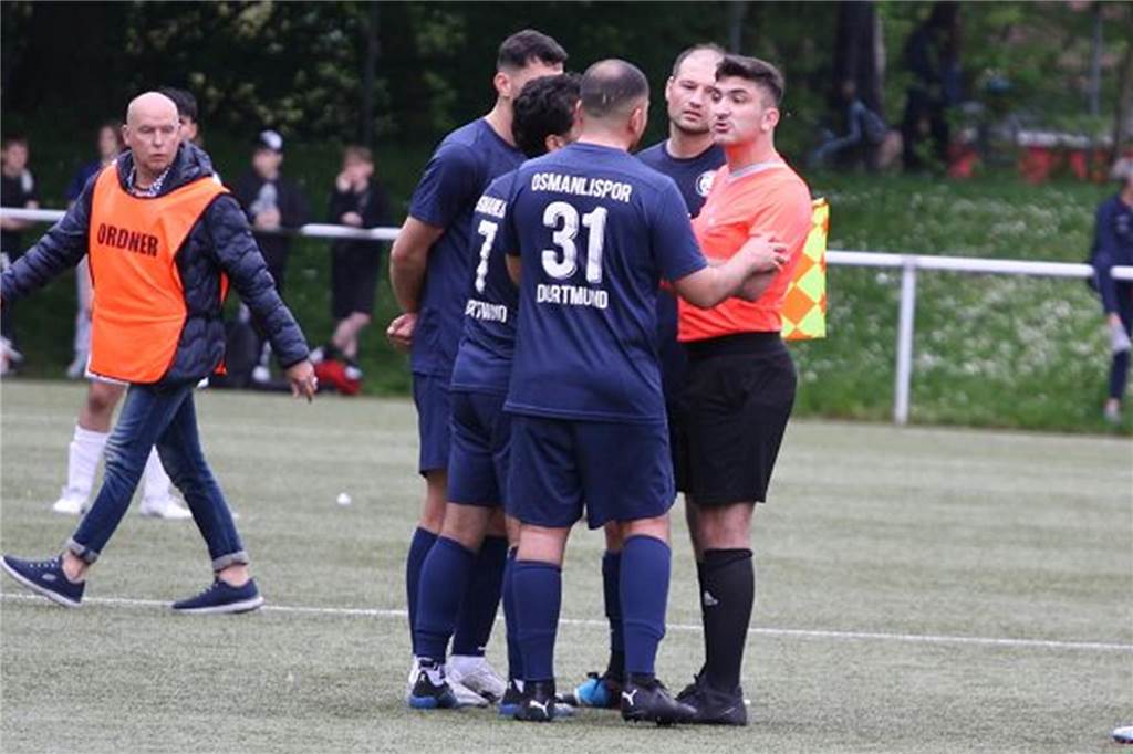 Kreis sperrt Zuschauer von Osmanlispor-Spielen aus: Verein distanziert sich erstmals Der Spielabbruch stieß am Sonntag beim SC Osmanlispor Dortmund auf kein Verständnis.