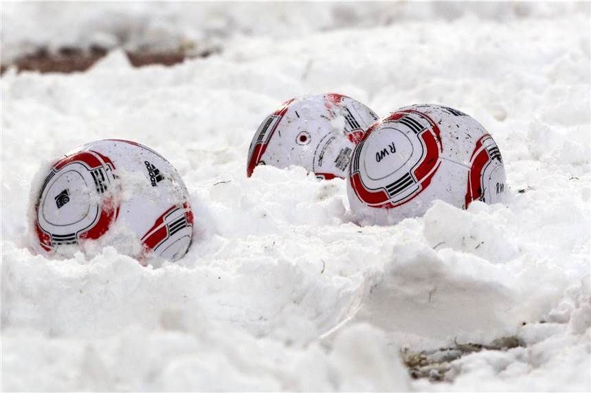 Der SC Sand ist stinksauer auf den DFB Fußbälle im Schnee