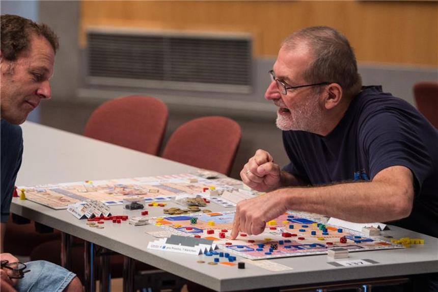 Der Spieleautor Guido Eckhoff (r) erklärt dem Besucher Sven Poppendieck sein Gesellschaftsspiel „Aufruhr der Provinzen“. Foto: Swen Pförtner