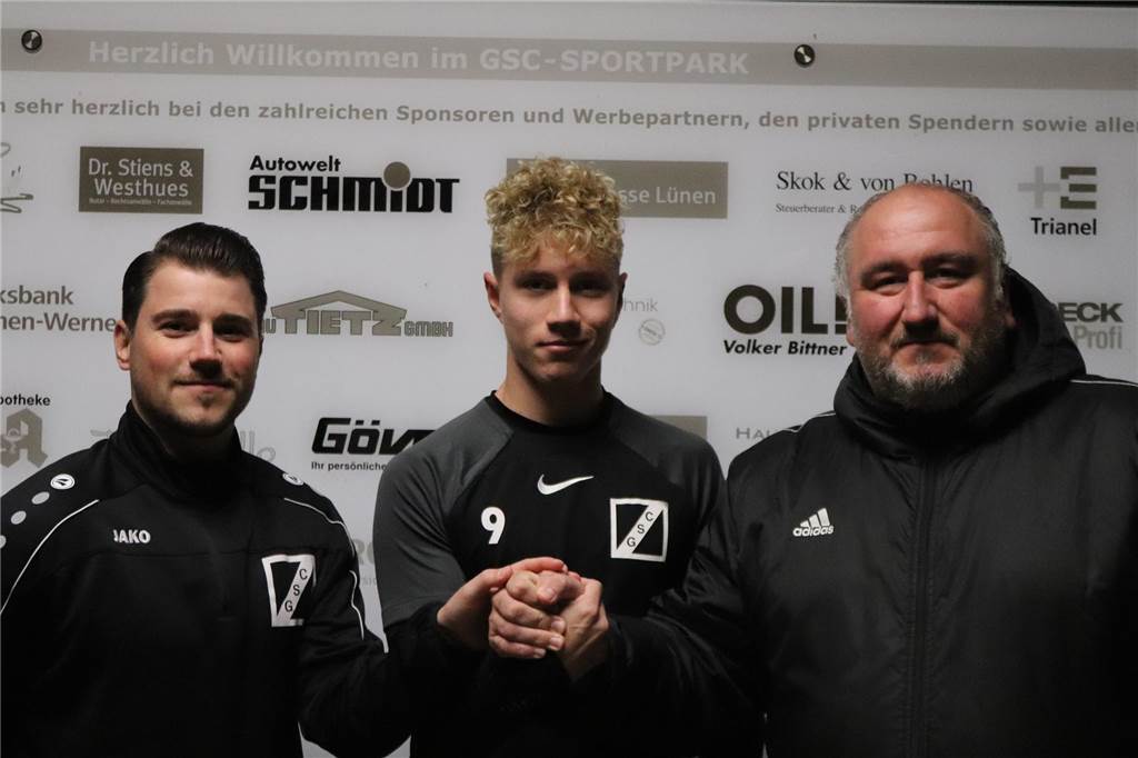 Lüner SV gibt Sommerneuzugang schon wieder ab: Conner Schönfelder kehrt zu GS Cappenberg zurück Der spielende Sportliche Leiter Justin Schulze Weiling (l.) und Trainer Thomas Gebhardt (r.) freuen sich bei GS Cappenberg über die Rückkehr von Conner Schönfelder (M.).