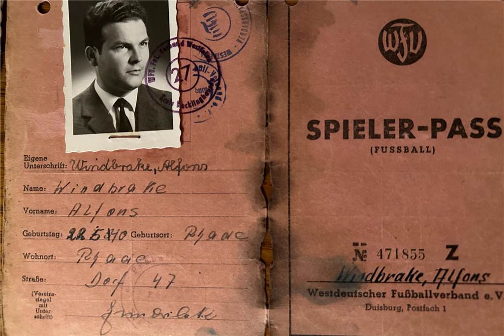 „Und ab mit dem Ball in die Aa“: Zwei Rhader Fußball-Veteranen erinnern sich Spielerpass von Alfons Windbrake, FC Rhade