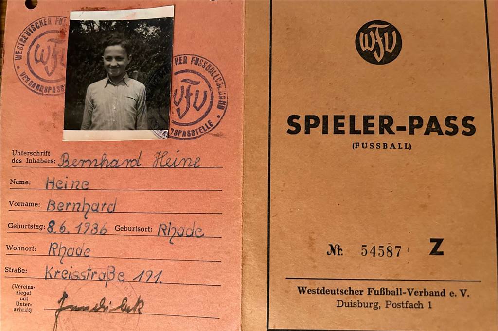 „Und ab mit dem Ball in die Aa“: Zwei Rhader Fußball-Veteranen erinnern sich Spielerpass von Bernhard Heine, FC Rhade
