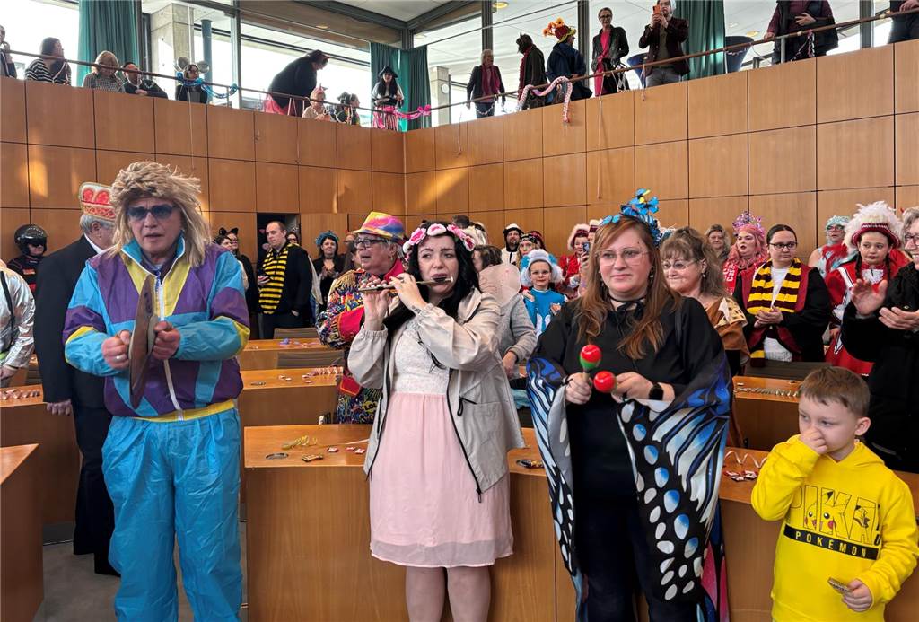 Rote Funken und Co. stürmen das Rathaus: Der Spielmannszug des BSV Obercastrop, die Roten Funken und der CCCS Rot-Weiß sowie die Tanzgarde Henrichenburg beim Rathaussturm im Ratssaal am 27.2.2025.