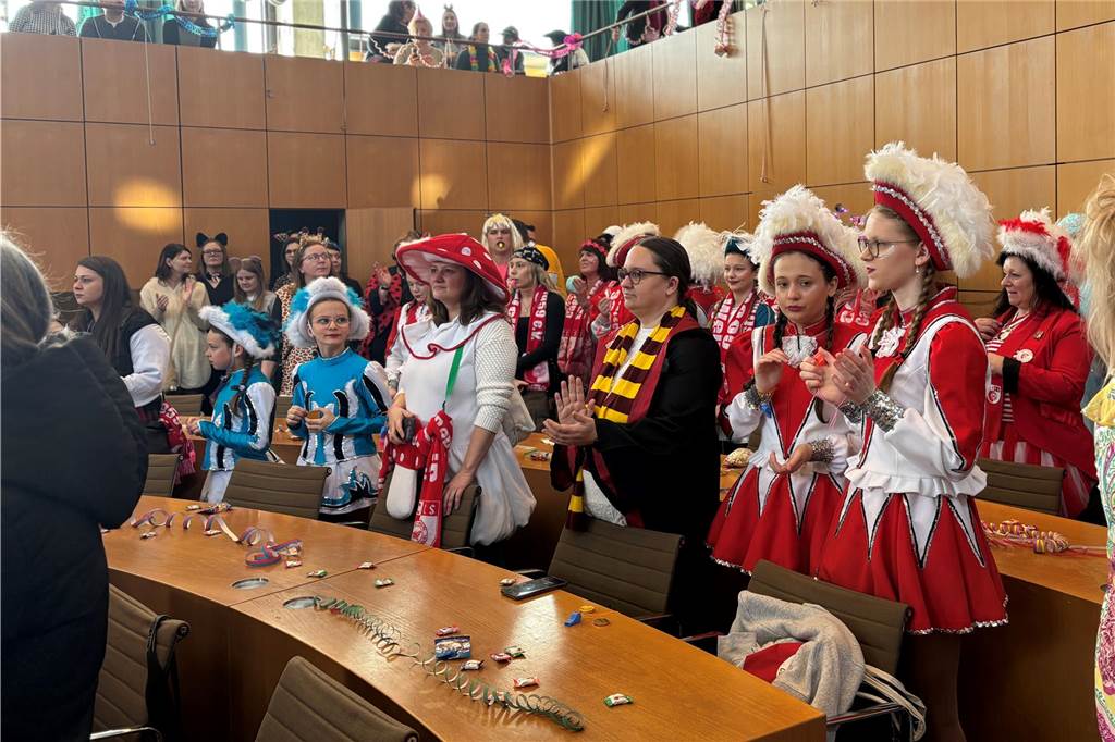 Der Spielmannszug des BSV Obercastrop, die Roten Funken und der CCCS Rot-Weiß sowie die Tanzgarde Henrichenburg beim Rathaussturm im Ratssaal.