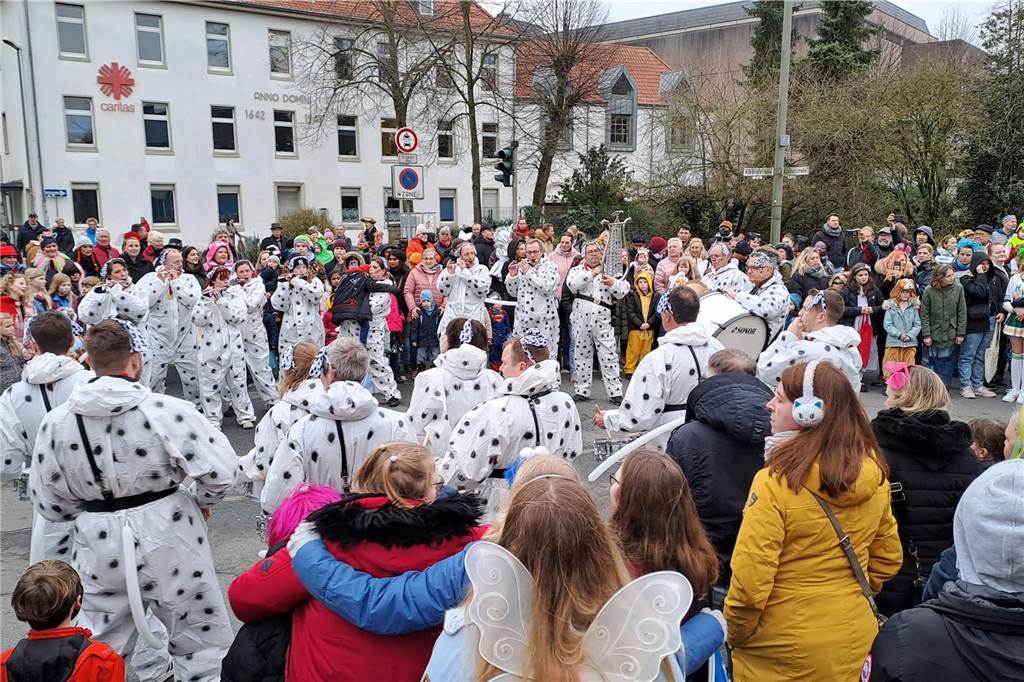 Rosenmontagszug 2023 in Dorsten: Die Narren sind zurück Der Spielmannszug Holsterhausen-Dorf sorgte am Kopf des Zuges für Stimmung - hier an der Kreuzung der Klosterstraße zum Westwall.