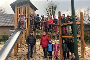 Der Spielplatz am Ahornpfad ist nach der Umgestaltung von den Kindern des Lukas-Kindergartens ausgiebig getestet worden.