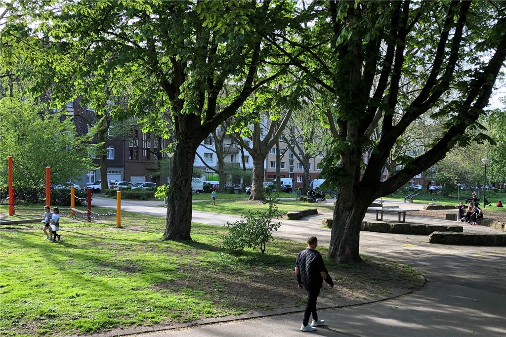 Molotow-Wurf auf Spielplatz: „Ein Meter weiter und die Frau hätte gebrannt“ Der Spielplatz am Blücherpark. Vom Weg hinter dem Klettergerüst flog der Molotowcocktail.