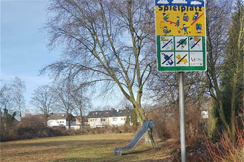 Vier Spielplätze sollen in Holsterhausen wegfallen Der Spielplatz an der Lilienstraße besteht nur noch aus einer Schaukel und wird komplett begrünt.