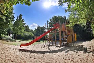 Der Spielplatz an der Ulmenstraße: Zwar stehen Bäume am Rande der Fläche, doch komplett im Schatten liegt die Spielfläche nie.